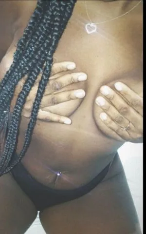 Olá sou uma pretinha atraente e muito cheirosa, cheia de 🔥 pra te satisfazer trabalho sem pressa e tenho várias formas pra nós agradar trabalho com anal e vaginal e um oral bem satisfatório " *lógico bem higienizado* "