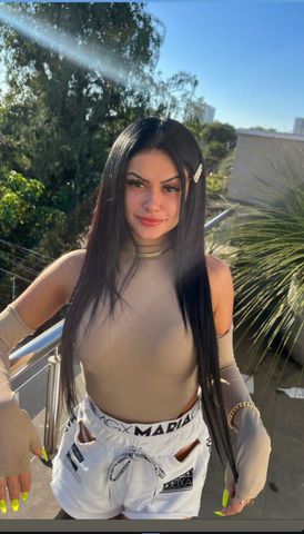 Morena atraente corpo mignon pronta para satisfazer seus fetiches atendo chamada de vídeo 