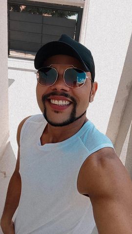 Olá me chamo Olivier Daros tenho 36 anos 1,78 de altura 77 kg bem distribuídos e estou a pouco tempo na cidade de Umuarama... O meu atendimento é bem tranquilo e diferenciado bastante atencioso e paciente sou uma pessoa com defeitos como todo mundo porém as minhas virtudes superam, tenho local bem discreto mas também atendo em hotéis e motéis caso seja sua preferência.... Estou aqui para dar prazer e garantir a sua satisfação aguardo você! .