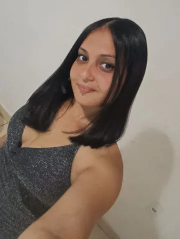 Prazer, sou a Larissa, linda, provocante e dona de um olhar que desperta desejos. Sou daquelas acompanhantes que gostam de provocar lentamente, criar tensão e transformar cada encontro em uma experiência intensa e viciante.

Tenho um jeito carinhoso, uma pegada envolvente e adoro homens que sabem aproveitar bons momentos sem pressa. Cheirosa, sensual e extremamente safada, vou fazer você perder o controle do começo ao fim.

Atendimento discreto e sem decepções, com impecável, beijo marcante e muita química. Realizo fantasias com valores a parte e proporciono momentos inesquecíveis.

Se procura prazer, conexão e uma mulher que sabe exatamente como enlouquecer um homem, acabou de encontrar. Me chama e vem sentir tudo isso de perto, meu número é o 21997908113. Beijos.
