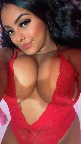 Morena peituda tatuada e bem safada adoro dar de 4 chupar muito e gosto de anal tbm vem me conhecer me comer gostoso 😈