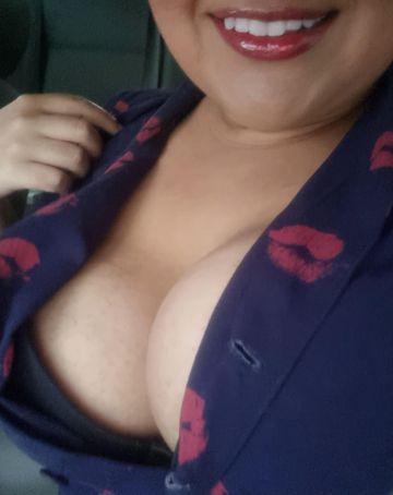 Quem sou eu? 
Talvez a morena que cruza seu caminho na rua, a secretária do seu trabalho que te instiga. Poderia ser também, aquela amiguinha da sua esposa ou a sobrinha insolente dela, que já se tornou uma verdadeira tentação para você.  Até mesmo aquela esposa do seu amigo distraído, que te provoca só com o olhar, ou a esposa provocante que você gostaria de ter. Aquele tipo de mulher que você não sabe por que, mas há nela uma aura, na forma de se vestir, no perfume que usa, na forma de caminhar e até nos gestos, com uma dose cavalar de energia sexual, que te provoca e te faz sonhar com ela na sua cama.
Meu corpo cheio de curvas, minha pele macia, meus seios naturalmente fartos, minha bunda redonda e gostosa e minha carinha de safada são um convite para você se perder comigo e em mim. Minha xaninha – carnuda – tem um mel que vai te embriagar. Meus lábios te farão descobrir uma nova razão pela qual dizem que "quem tem boca vai a Roma" (risos), pois abocanho seu pau com vontade e maestria.
Meu jeitinho doce e, ao mesmo tempo, atrevido, minha voz sedutora, vão te envolver. Na cama, me entrego sem limites, com fogo e intensidade que você nunca viu. Serei sua confidente dos seus desejos mais secretos e parceira de aventuras, com um sorriso no rosto que não sairá da sua mente.
Pronta para ser guiada ou guiar no caminho do prazer, sou um misto de elegância e sacanagem, um deleite raro guardado para cavalheiros de gosto apurado. Não é para qualquer um, é para quem entende o valor de uma mulher assim, pois não sou qualquer uma – sou aquela que você deseja sem nem entender o porquê. Me chama e descobre o que é prazer de verdade.
