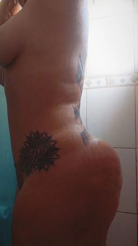 A massagem nuru fica os dois sem roupa eu uso minhas maos e meu corpo para deslizar seu corpo com muito óleo. Finalizando na região intima. Você merece viver essa experiência 