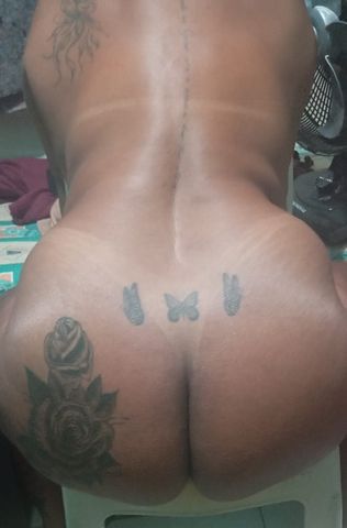 Negona do rabão tatuada
