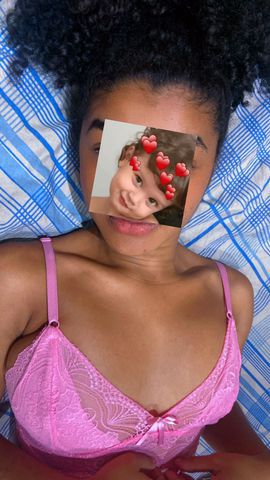 Olá me chamo  bruna sou essa novinha da ft  sou carinhosa  deixo gozar na boquinha no meu restinho sem frescura.seios durinho e bumbum empinadihho e gostoso,tenho Belo corpo, buceta linda bumbum redondinho, tenho local  no centro de Caxias faço tudo bem gostoso e com carinho Atendo em residência, hotel, e carro.