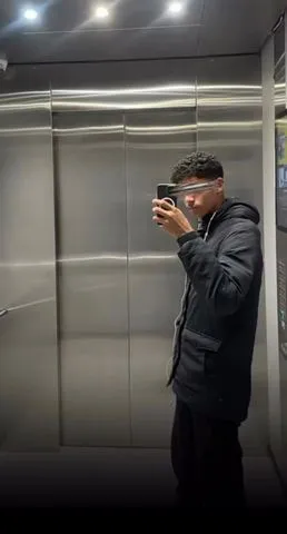 Oi prazer Eu sou o gb_moz, 18anos, 1,77m,(18 cm🍆)um moreninho irresistível, e uma energia que conquista.👋😃