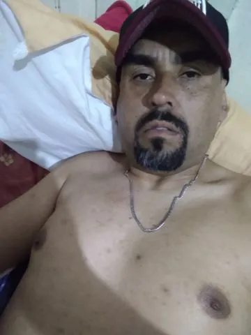 Sou um homem carinhoso mais bem safado adoro chupar uma bucetinha foder um cuzinho sou foda no que faço venha tirar comigo seu estresse venha gozar como nunca gozou 