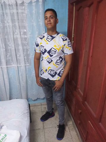 Estou disponível para mulheres, não gosto de homens.