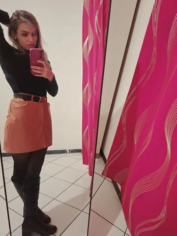 Sou uma mulher madura, seletiva e de bom gosto, que aprecia boas conversas, ambientes refinados e companhias à altura. Acredito que os melhores encontros começam na conexão — no olhar, no cuidado e na forma como tudo acontece naturalmente.
Valorizo higiene, educação e respeito. Busco experiências agradáveis, leves e memoráveis, onde ambos saibam aproveitar o momento com classe.
Para homens que entendem o valor do tempo bem vivido.
Se você sabe reconhecer isso… talvez valha a pena me conhecer.