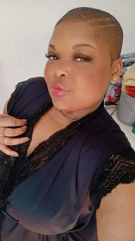 Com força, gostoso, devagarinho e com talento? 🔥 
Tudo dentro e escorregadio, entrando e saindo melado de tanto prazer... Você gemendo pra mim e eu gemendo gostoso pra você... Mandando eu parar um pouco e eu desobediente continuo sentando gostoso e sem parar... 🌶️ 
  Me enforcando e colocando só a cabecinha, sentindo minha bucetinha bem quente, fervendo e deixando a cabecinha do seu pau pegando fogo de tanto tesão... 
  Vem dar o que eu quero e o que eu mereço amor? Mas eu só aceito se deixar eu sentir o gostinho do seu leite bem quente e gostoso na minha gargantinha. Você me dá? 🔥 🌶️ ♨️
E se você permitir, posso ENFIAR minha língua bem DURA e quente onde eu quiser? Fazendo aquele beijo grego como se eu estivesse beijando sua boca? Prazer é prazer! 🔥