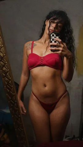 Sou bem feita de corpo, chupo bem, beijo 