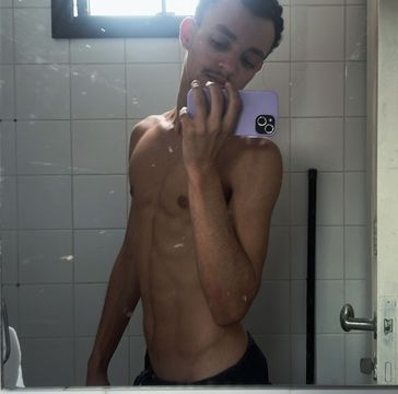 sou magrinho e pentelhudo, bundinha lisa, versátil passivo. tenho 1.68 de altura e 23 anos. sou romântico e gosto de agradar meus clientes. sou mestrando e com certeza vou te conquistar com minha intelectualidade :) vendo vídeos, porém prefiro encontros. amo papais e ursinhos, viciado em mamar e receber leite <