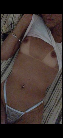 Olá meus amores, sou uma magrinha muito atenciosa, toda pequenininha, oral gostosim, atendimento sem frescura, tenho local particular e discreto mais também faço saída. Vem gozar gostoso comigo, vem🤤