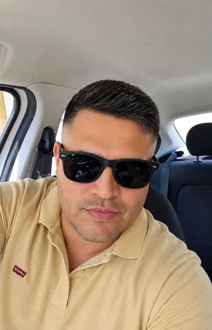 Sou um homem carinhoso, atencioso e muito dedicado ao que faço. Tenho pegada, energia de sobra e adoro diversidade. Meu ponto fraco? Curto de tudo um pouco: Novinhas: para vivermos momentos intensos e cheios de energia. Coroas: para compartilhar experiências e curtir muito carinho. Gordinhas: porque valorizo curvas, sensualidade e corpos de verdade. Sou super discreto, educado e focado no seu prazer. Vamos marcar algo gostoso?