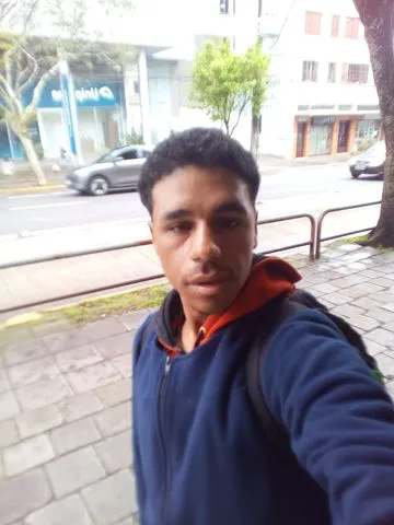 Acompanhante Masculino 

Tenho 31 anos, sou um homem tranquilo, simpático e carinhoso. Gosto de conhecer homens de diferentes cores, estilos, origens e características físicas. Para mim, o mais importante é a química, a atração e a forma como nos tratamos, sem preconceitos.
Gosto de homens gentis, atenciosos, tranquilos e respeitadores. Não fumo nem bebo bebidas alcoólicas e prefiro pessoas que também não tenham esses hábitos.
Valorizo a discrição, a sinceridade e o respeito mútuo. Quero conhecer pessoas de boas energias e compartilhar momentos agradáveis, com carinho e naturalidade. Não aceito violência, agressividade ou pressão para ultrapassar os meus limites.
❤️ Se procuras uma companhia agradável, com respeito, carinho e uma boa conexão, será um prazer conhecer-te!