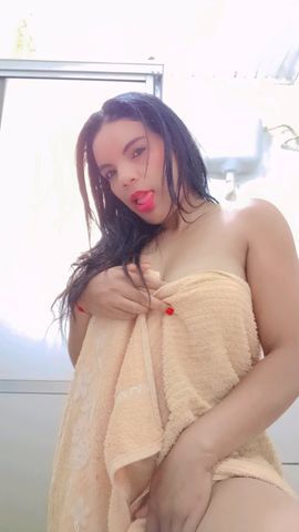 Um jeito encantadora cheia de energia se esforça o máximo para agradar o cliente 