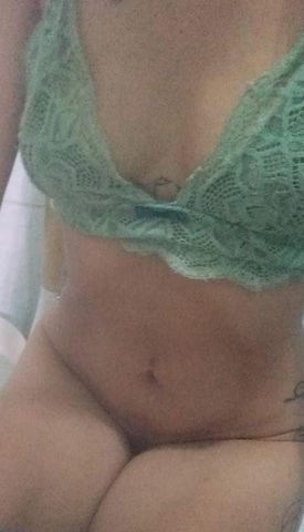 Branca cabelos preto 
Simpática vamos se conhece conteudos etc.... e motel