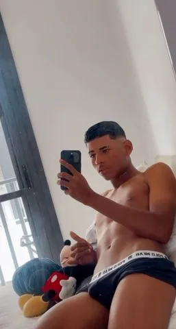 Opa, tudo bem?! Me chamo Michel marque tenho 21 anos e 19 cm de dote grosso. Sou moreno, alto, olhos verdes, magro e versátil.

Já viu um novinho safado e cheio de tesão ? Não ? Então achou (eu). Tenho local mais atendo no seu sem problemas.
Me chama no WhatsApp para mais informações e sentir um pouco de prazer comigo!