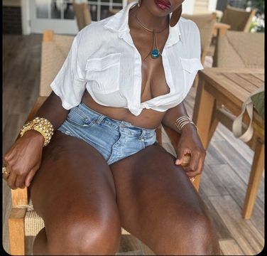 Sou uma negra de 1.62 CASADA porém não se preocupe que podemos fazer tudo no sigilo gostoso 😘💋 
MEU MARIDO NAO PARTICIPA DOS ATENDIMENTOS... Trabalho gostoso com sigilo absoluto 💞
