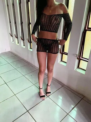 Olá meus amores, eu me chamo Leticia, um verdadeiro furacão na cama, uma mulher morena mignon pele cheirosa toda magrinha gostosa e cheia de curvas quentes, bumbum empinadinho, seios pequenos que vão enlouquecer você. Gosto mesmo é de um atendimento cheio de pegação e sexo gostoso, tenho, 1.57de altura e de peso 47kg, bem gostosa e quente com atendimento diferenciado para te agradar. Você vai amar o meu beijo quente e ainda faço aquele oral sem camisinha delicioso até o final, com anal sem restrição de tamanho… Garanto fazer nosso encontro o melhor da sua vida