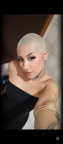 Eu vendo apenas conteúdos e faço chamadas. Tenho vários piercing e tatuagens, cabeça raspada. Vem gozar cmg