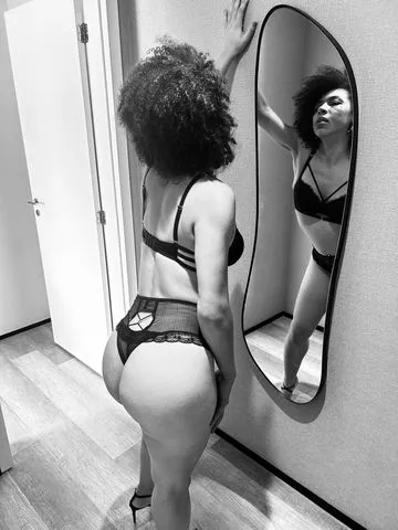 Ola meus amores , muito prazer me chamo Emilly, tenho 27 anos e tenho 1,70 de altura e 68 kilos e um corpo todo natural e delicioso. E um sorriso encantador. Tenho curvas bem deliciosa corpinho de violão, bem gostosa e natural. Sou uma ótima companhia.
Sou bem safadinha, mas posso ser romântica, você que escolhe , meu bem. Adoro fazer um sexo vaginal bem gostoso e faço um oral bem caprichado e uma espanhola maravilhosa.. você irá adorar gozar bem gostoso comigo! Venha provar dessa mulher gostosa e peludinha, garanto que sairá satisfeito. Atendo em local super discreto no campo belo na zona sul de São Paulo 