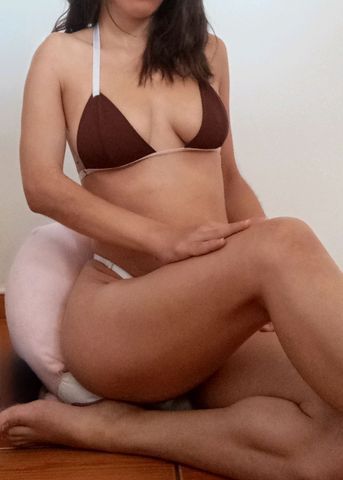 Olá, me chamo Gaby, sou estilo namoradinha, calma, tranquila e muito meiga. Gosto de dar o que recebo, tratar bem para ser tratada bem. Sou uma namoradinha bem magrinha, peso 50 kilos, tenho 1,60 de altura, galega de cabelo curto.

Tenho 25 anos e você vai gostar de me conhecer. Sou carinhosa, tranquila e tenho um corpinho pequeno, peitos e ppk rosinhas que iram caber na sua boca. 
Sou estilo namoradinha, então fetiches de bater ou violência não é comigo. Venha me conhecer aqui no meu local. 

Você será muito bem recebido e atendido. Meu local fica localizado ao lado do metrô Ana Rosa, vila Mariana.
 Garanto um atendimento bom e relaxante, afinal você me procurou pra isso. Te espero amor.