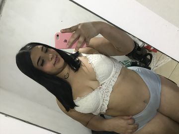 18 anos sou bem apertadinha gosto de viver experiências e realizar fetiches 
Eu sou muito carinhosa, gosto de aventuras 
1 hora 150$
2horas 180$ 
3 horas 250