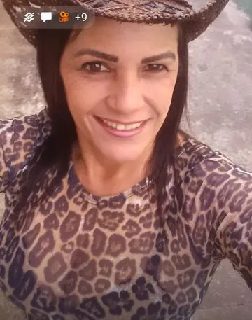 Olá me chamo Melissa uma coroa bem simpática e atraente por favor só manda mensagem se curte coroa