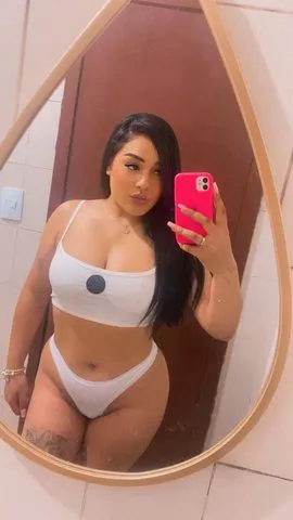 Olá, sou a Sayuri, vem esfregar a pontinha do teu pau nos lábios da minha vagina, vem me abrir bem e começar a invadir a minha bucetinha com a sua língua, fazendo movimentos circulares lá dentro assim eu fico louca. Já tô aqui imaginando você brincar no meu grelhinho e massagear, chupar, morder os meus grandes lábios. Me lambuzando toda, vou virar a bundinha e você vai ficar louco passando a língua no meu cuzinho. Agora vou ficar de joelhos e vou ser tua vadia, começo chupando gostoso teu pau, punheteiro e começo a lamber e chupar desde as bolas, engolindo uma e depois a outra, chupo e vou com a língua até a cabeça. Beijando e chupando tentado colocar inteirinho na minha boca, agora vou esfregar nos seios, e você morrendo de tesão, vai querer me comer muito.  De 4 vem esfregando seu pau na minha bucetinha só a cabecinha e tira, segura firme na minha cintura eu vou gemendo e pedindo para você colocar tudo. Agora você ta sentindo minha bundinha deliciosa, meu cuzinho estava esperando por você, vou sarrando no seu pau, te beijando na boca com muito tesão e rebolando devagarinho.