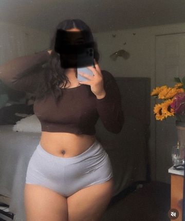 Sou uma mulher discreta, simpática e sensual. Estilo namoradinha, carinhosa e envolvente, mas na cama sou quente e intensa. Fotos reais. Atendo com respeito, sem pressa e com exclusividade. Apenas WhatsApp, sem chamadas, bebidas ou drogas.