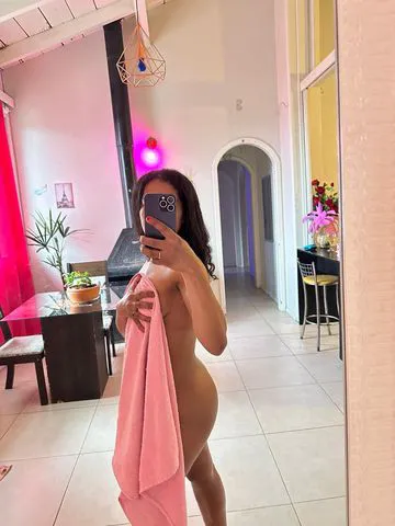 Pequena no tamanho, intensa em cada detalhe. Dona de uma beleza natural que não precisa de exageros, carrego comigo um charme delicado e irresistível. Meu corpo é leve, macio, desenhado com suavidade daqueles que despertam curiosidade antes mesmo do primeiro toque. Meus traços são suaves, minha boca é marcante… e o meu jeito? Ah, esse você só entende quando chega perto. Tenho aquele olhar que prende, um sorriso que provoca e uma presença que fica na mente mesmo depois que você vai embora. Sou envolvente, cheirosa, carinhosa e sei criar momentos únicos daqueles que você vai querer repetir. Gosto de conexão, de troca, de fazer cada encontro ser especial, sem pressa… do jeitinho que você merece. Se você procura mais do que apenas um encontro quer sentir, aproveitar e se perder em algo realmente marcante  talvez tenha acabado de me encontrar. Atendo com discrição, em local confortável ou onde for melhor pra você. Tudo com calma, qualidade e aquele toque especial que faz toda diferença. Me chama… e vem descobrir o que te espera.