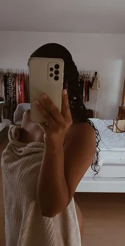 Olá sou mulata sem frescura e gulosa
faço oral natural e bem babadinho , garganta profunda
anal sem frescura, todas posições
bucetinha apertadinha e lisinha
deixo derrama leite no peito , em cima do bumbum e rosto

tenho local próprio, discreto e tranquilo
fotos reais , prazer garantido!!