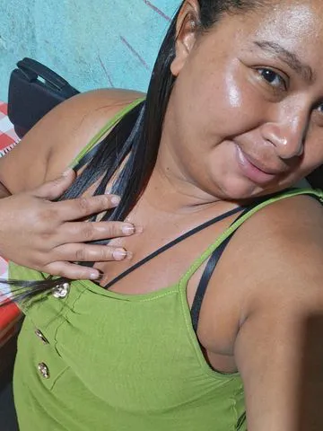 Sou uma fofinha gostosa e sensual.
Sou extrovertida 
Sou carinhosa 
Sou atenciosa 