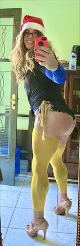 Sou loirinha branca olhos verdes safada e afeminada , amo uma rolona , sou somente passiva ! Venha me comer com seus amigos, amo chupar rola e dar o meu bumbum 