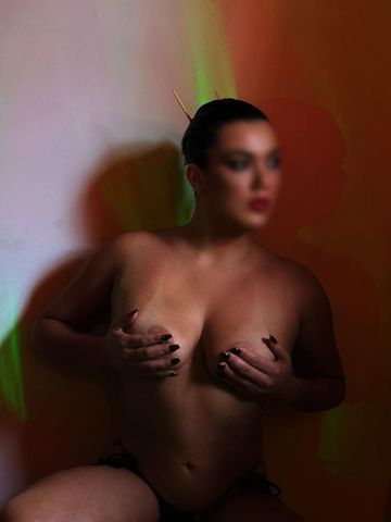 Oie amado, me chamo Lina Tanaka, tenho 22 anos, 1.59m de altura, 50kg, peitos pequenos e firmes e uma bunda arrebitada e irresistível, sou uma mestiça estilo mignon, uma escort pequenininha.
Sou carinhosa, cheia de charme, perfeita pra ser mimada ou carregada no colo. Tenho um jeitinho de namoradinha, atenciosa, delicada e ao mesmo tempo safadinha na medida certa.
Gosto de aproveitar cada momento com calma, conexão e muito prazer, sem pressa, sempre com muita entrega e respeito. Adoro beijos intensos e carinhosos.
Gosto de mimos, de toques suaves, de deixar e ser levada pelo clima, sou como você preferir, mais doce ou mais provocante, vem conferir.Realizo fetiches com naturalidade e carinho, sempre dentro dos seus desejos e limites. Meus favoritos são podolatria e 69. Outras vontades podemos conversar. Tudo com respeito, e sintonia para que você se sinta à vontade do início ao fim.