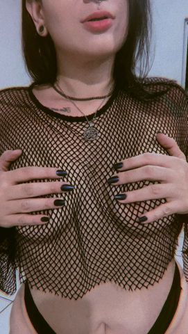 Oi, me chamo Roxane, sou uma escort de 29 anos, 1.72m de altura, pele branca, corpo natural e um olhar que não deixa escapar nada, ele te devora, te convida e já te domina antes mesmo do toque.

Discreta no dia a dia mas entre quatro paredes sou uma tempestade pronta para te incendiar. Cada centímetro do meu corpo foi feito para te enlouquecer, minha boca sabe onde e como provocar, minhas mãos não erram e minha entrega é completa.

Comigo você não vai passar despercebido, vou te ouvir, te entender e te levar ao limite do prazer, até você se perder em mim e em cada suspiro que eu arrancar.

Sem pressa, sem rotina. Só nós, em um jogo intenso de desejos reais, entregas verdadeiras e momentos que vão marcar seu corpo e sua mente.

Estou em Fortaleza, se quer experimentar uma mulher que sabe exatamente como te deixar viciado, me chame no whatsapp no telefone 85992533063 e venha descobrir, beijos.