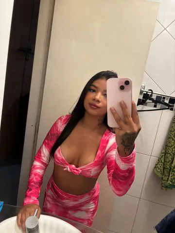 Ravenna uma garota de 20 anos , é a personificação do charme e da elegância que São Paulo tem a oferecer. Com sua estatura graciosa de 1,56 m e a beleza exótica de suas origens mulatas, ela encanta não apenas pela aparência, mas também pela personalidade vibrante e sofisticada. Educada e carinhosa, Ravenna se destaca como uma companheira perfeita para eventos requintados, jantares intimistas ou festas glamourosas. Sua natureza divertida e atenciosa faz de cada encontro uma experiência memorável. Com um estilo que mistura sensualidade e discrição, ela é a namoradinha ideal que adiciona um toque de sofisticação a qualquer ocasião. Explore seus desejos mais secretos com Ravenna e descubra um mundo onde cada momento é repleto de prazer e exclusividade.