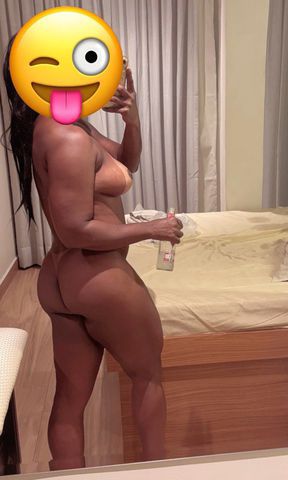  Olá, sou a Kathy Bombom, uma mulher negra e sarada com um corpo escultural pronto para te satisfazer. Estou disponível para atendimento em diversas regiões do Rio de Janeiro, incluindo a capital e as zonas Leste, Norte, Oeste e Sul. Meu atendimento pode ser realizado em clubes de swing, flats, hotéis e motéis, sempre com discrição e sigilo.

No meu atendimento, ofereço uma variedade de serviços para garantir sua satisfação total. Isso inclui beijo na boca, sexo oral sem camisinha, e anal, este último a combinar com o cliente. Posso garantir até duas finalizações durante o nosso encontro.

Sou uma mulher determinada e experiente, com um corpo perfeito que inclui um belo bundão, coxas grossas e seios durinhos. Minha xotinha é toda lisinha e apertadinha, e meu oral é inesquecível, babadíssimo. Posso ser meiga e carinhosa como uma namoradinha, ou bem vagabunda, de acordo com suas preferências.

Apesar da minha sensualidade, sou educada e de fino trato, com formação universitária. Atendo homens, casais e grupos, e também posso acompanhá-los em festas e eventos. Além disso, ofereço atendimento virtual para aqueles que preferem interações online.

É importante ressaltar que não disponho de local próprio, portanto, nosso encontro pode ser realizado em motéis, hotéis ou até mesmo na sua residência. O valor do meu cachê varia de acordo com o tipo de atendimento e inclui opções com ou sem anal, conforme suas preferências.

Tenho 35 anos e peso 64kg, garantindo uma experiência única e memorável para todos os meus clientes. Aceito pagamento via PIX, dinheiro e cartão de crédito e débito, proporcionando comodidade e facilidade para todos.

Estou ansiosa para te conhecer e te proporcionar momentos de intenso prazer e diversão. Entre em contato comigo para agendarmos nosso encontro e embarcarmos juntos nessa deliciosa aventura.