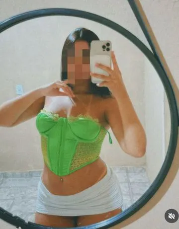 Olá meus amores,me chamo natasha uma morena linda com a pele lisinha e cheirosa,uma companhia maravilhosa para vc que procura uma Boa conversa e um momento p relaxar...

Uma menina culta,linda e de uma energia incrivel..

Quero te proporcionar um momento maravilhoso e intenso ao meu lado,posso te contar um segredo: eu adoro preliminares,gosto de passar a mao por todo seu corpo,te chupar bem gostoso até te deixar louquinho de tesão p vim com vontade me comer bem gostoso...

Tenho uma boquinha maravilhosa,gosto de chupar bem molhadinho,um risco de vc gozar na minha boquinha antes e meter gostoso!!!

Para vc que tb gosta de uma bela massagem relaxante,tenho óleo natural e uma mão de fada que irá te deixar bem relaxado....