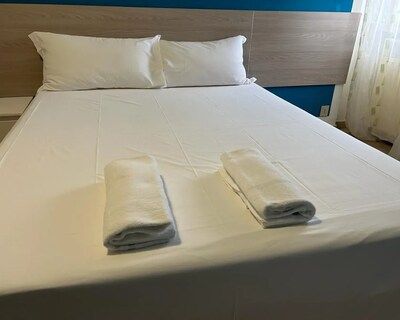 Aluguel de quartos disponíveis para temporada, diária, semanal. 
Cama
Ventilador 
Televisão 
Wi-fi 
Local aconchegante e de fácil acesso. 
Servimos café simples 
