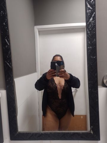 Sou morena adoro fazer squirt mas não tenho local e TD por sua conta e TB gosto de mamar bem gostoso .
Quem quiser ver meus vídeos de squirt  chama o valor ta ótimo 