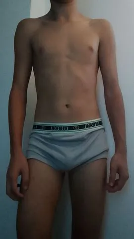 Sou novinho, atencioso, educado, gosto de dar o prazer que o cliente realmente merece, tenho muito tesao e entre outros. O restante você descobre comigo 