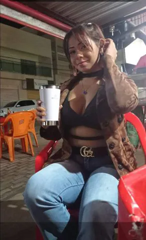 Com local Mulher foguenta amo um boquete babadinho  deixo chupar minha bucetinha bem safadinha estilo namoradinha com local sou bem simpática e cheirosa amor 😍 amo ver um homem gemendo pra gozar 😁😈🙊🙉🙈 com local ravena esse valor meia hora 150$