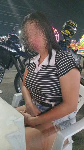 Sou uma morena casada estilo namoradinha com um bumbum bem guloso,venha realizar sua fantasia,em casa uma dama dona de casa exemplar e na rua uma p... na cama com outro macho.
