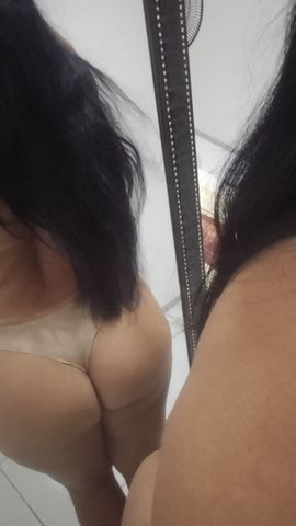 Sou morena do cabelo comprido sou bem carinhosa e gosto de fazer com mulheres e casais de mulheres 