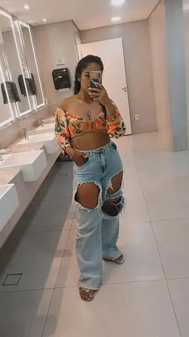  Sou uma morena cacheada de 1,60
Sou acompanhante noturna
Posso ser sua namorada por uns minutos 
Posso ser sua amante 