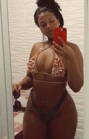 OI MEUS AMORES SOU UMA GOIANA ARRETADA USO Fotos Reais VENHA ESTAMOS Disponíveis Venha com agente (fotos atuais e reais)tenho 2 amigas fazemos vídeo chamada em todas posições só chamar no whatsapp adoroooo mim exibir e gozar gostoso com vc só chamar ...fico em todas posições e fetiches amo realizar amor ... esperando vcs faço tudo que manda.... Atendemos presencial Também 250$ a hora amor estamos 24 horas online 