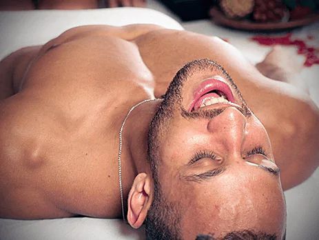 massagem tântrica é uma prática terapêutica que, baseada na filosofia do Tantra, busca integrar corpo, mente e espírito, despertando e canalizando a energia vital do corpo, conhecida como Kundalini. Seus benefícios vão além do prazer sexual e incluem a cura emocional e o desenvolvimento do autoconhecimento. 
Benefícios físicos
Aumento da sensibilidade e do prazer: Ao despertar zonas erógenas e intensificar a sensibilidade da pele, a massagem tântrica pode levar a orgasmos mais intensos e prolongados, podendo até envolver o corpo inteiro.
Melhora da função sexual: Pode auxiliar no tratamento de disfunções sexuais como ejaculação precoce, disfunção erétil, vaginismo e anorgasmia.