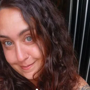 Morena, tatuada, olhos claros, gordinha, alta. Bem safada e obediente. Carioca em sp